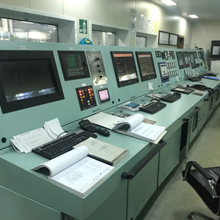 Центральная консоль управления машинного отделения